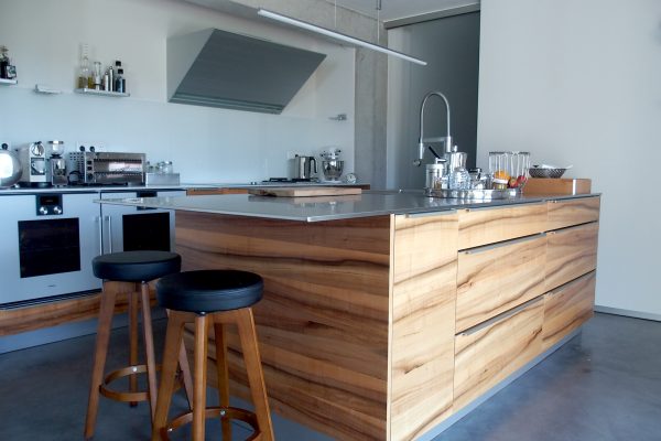 Designer Küche in Holz und Edelstahl