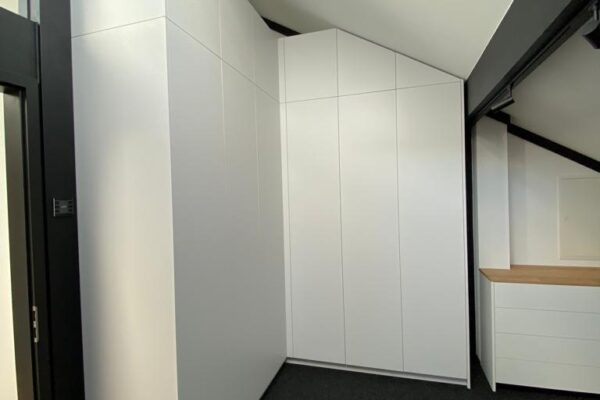 Ankleidezimmer in Weißlack